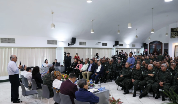 La cúpula del Ejército en la Asamblea Nacional el pasado 29 de julio, respaldando las últimas reformas constitucionales de los Ortega Murillo. A la derecha se observan a Gustavo Porras y, de espaldas, a la junta directiva de la Asamblea, entre quienes se encuentra el general Julio César Avilés. LA PRENSA/ ASAMBLEA NACIONAL