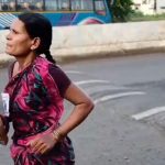 La madre que se volvió viral por correr descalza (y ganar) una carrera para poder comprar los útiles escolares de su hija
