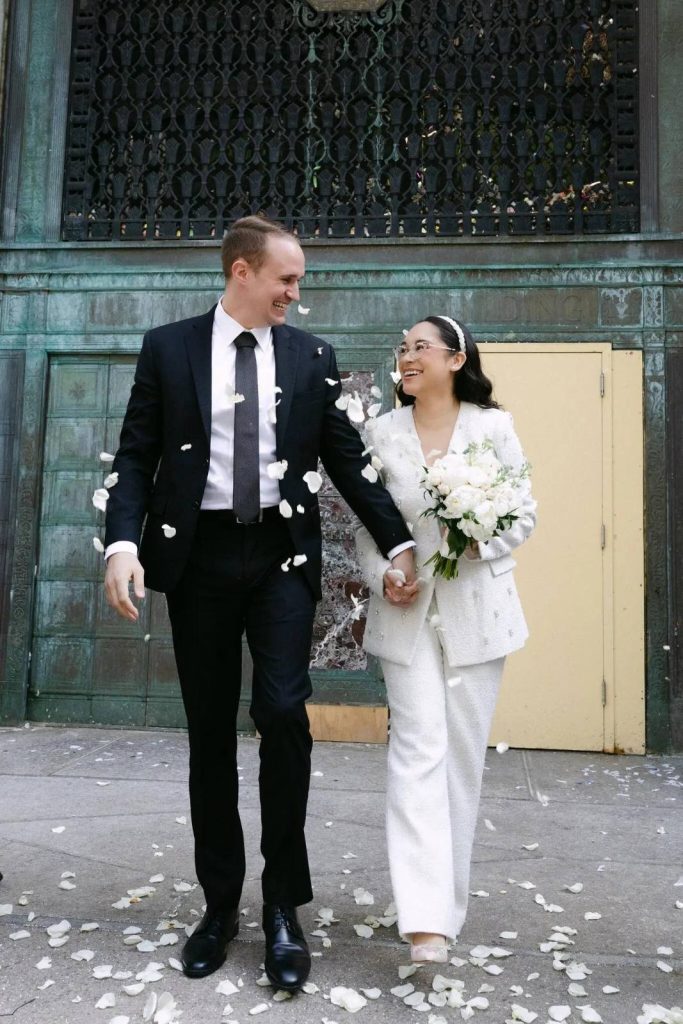 Con su esposo, Hunter Stoll. Él aprendió español sin que ella lo supiera y después la sorprendió. LA PRENSA/ TOMADA DE THE NEW YORK TIMES