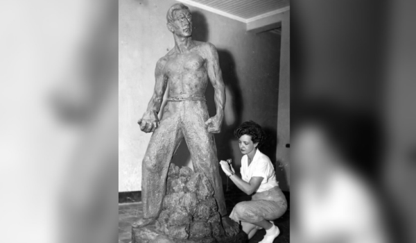 La escultora Edith Grön esculpe detalles finales de la estatua homenaje al héroe nacional Andrés Castro. Foto: LA PRENSA / CORTESÍA FAMILIA GRØN