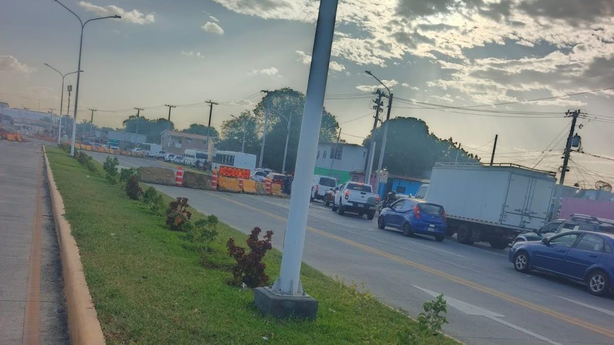 Las filas de vehículos se extienden a lo largo de un kilómetro desde los semáforos de la intersección del Boulevar Don Bosco hasta la rotonda Cristo Rey. Foto: CORTESÍA.