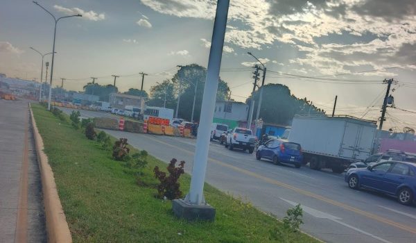 Las filas de vehículos se extienden a lo largo de un kilómetro desde los semáforos de la intersección del Boulevar Don Bosco hasta la rotonda Cristo Rey. Foto: CORTESÍA.