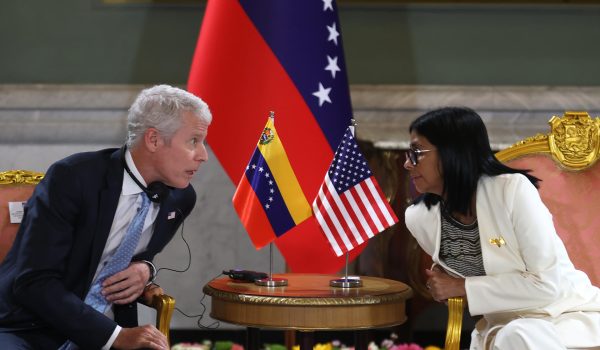 Estados Unidos celebra como «día histórico» la firma de acuerdos petroleros en Venezuela