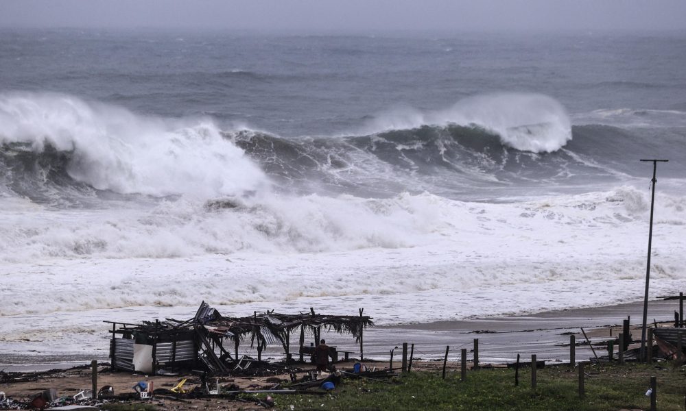 El huracán Polo ha alcanzado este martes la categoría 5, la máxima en la escala Saffir-Simpson, frente a las costas del Pacífico mexicano. EFE/ David Guzmán.
