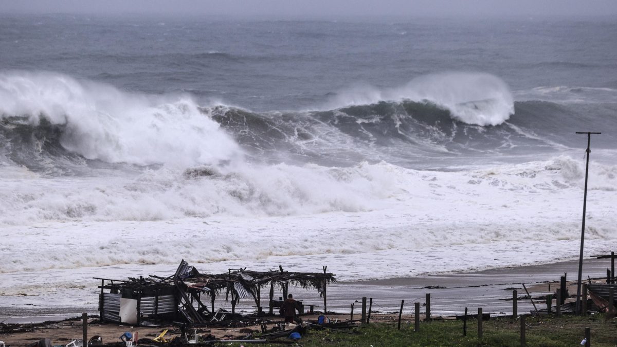 El huracán Polo ha alcanzado este martes la categoría 5, la máxima en la escala Saffir-Simpson, frente a las costas del Pacífico mexicano. EFE/ David Guzmán.