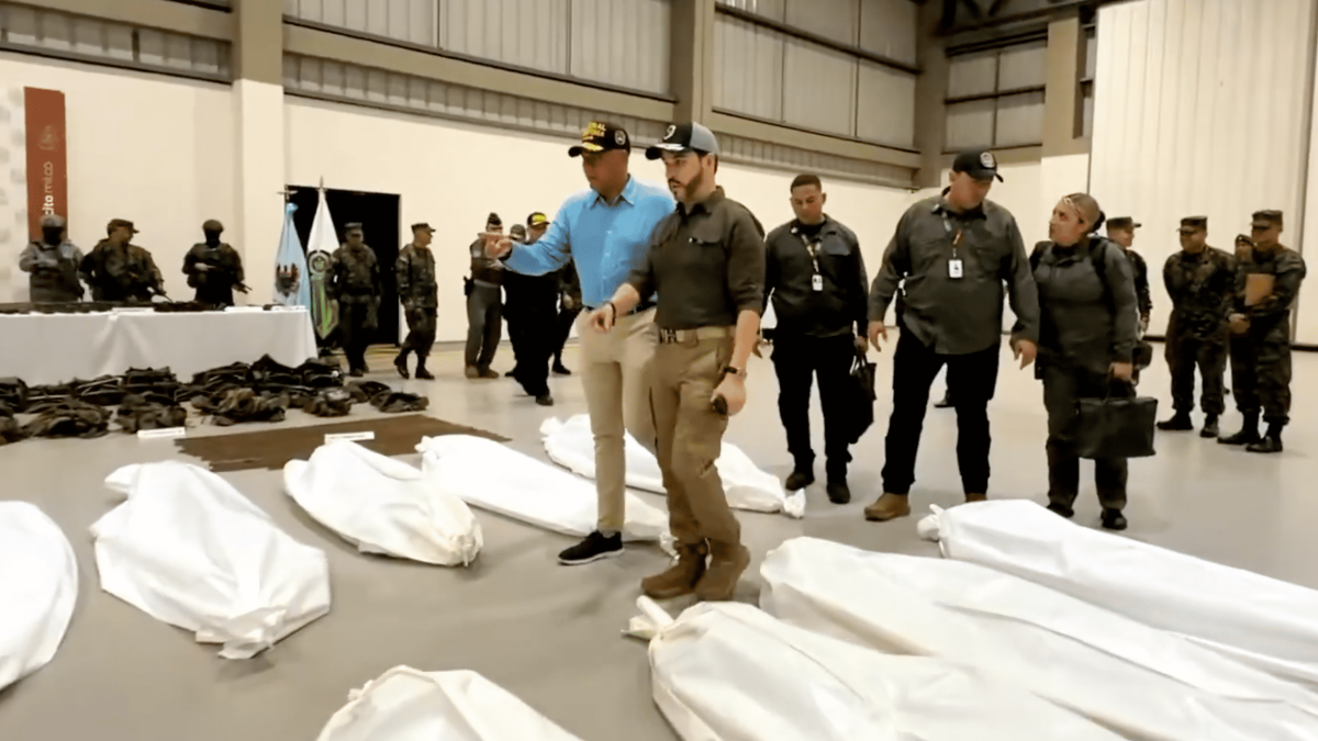 El presidente De la Espriella caminando entre cuerpos de presuntos guerrilleros. Foto: BBC Mundo