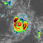 El huracán Polo aumenta nuevamente su intensidad a categoría 5 y sigue su paso cerca de la costa del Pacífico de México