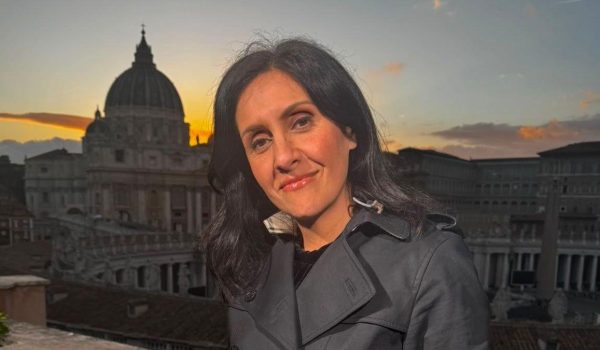 «Tengo un cáncer crónico, pero no me voy a morir»: la presentadora de la BBC que decide hacer público que sufre una rara enfermedad