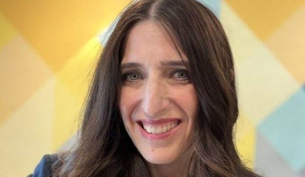 Casey Revkin lleva años ayudando a menores inmigrantes y se describe a sí misma como una "simple madre de California". Foto: BBC Mundo
