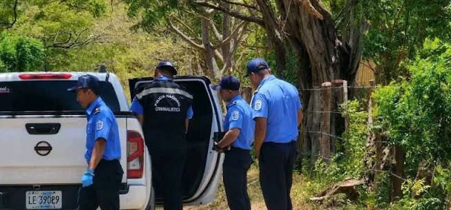 Policías sandinistas realizan el peritaje y diligencias sobre la escena del crimen en Nagarote. LA PRENSA/ARCHIVO.