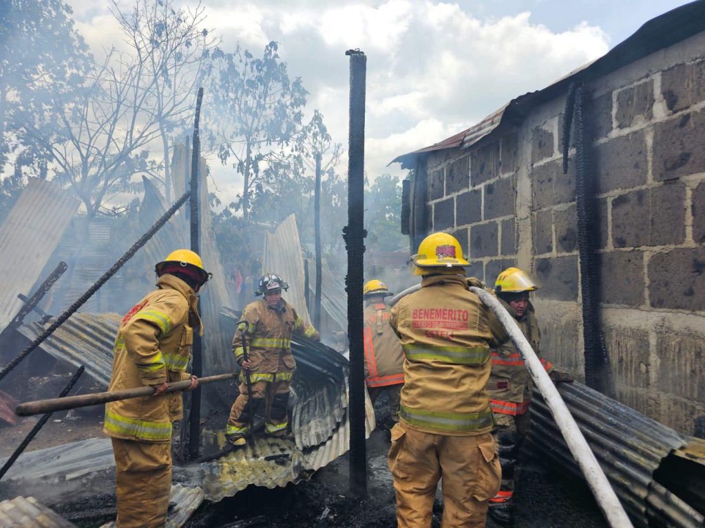 Bomberos sofocan incendio de dos casas en barrio Rubén Darío en Estelí. Foto: Informativo 24/7 Jinotega/Facebook.