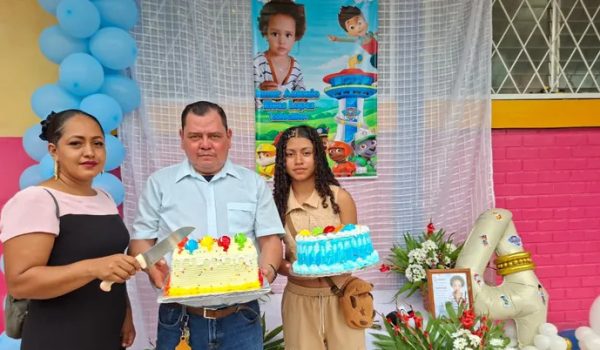 Melissa López Pastrán (a la izquierda), su esposa Inmer Antonio Rivas (al centro) y su hija una adolescente de 14 años (a la derecha), festejaron el cumpleaños de su niños fallecido en un accidente de tránsito en Managua. Foto: Radio Ya.