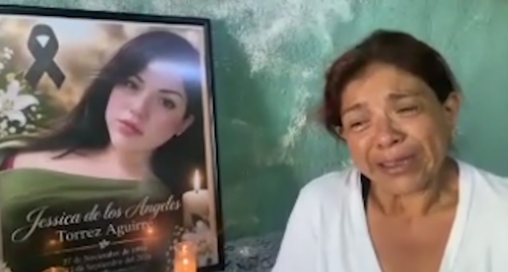 Madre de Jessica, Mirna del Carmen Aguirre (a la derecha), junto a un cuadro de su hija (a la izquierda). Foto: Telemundo 51.