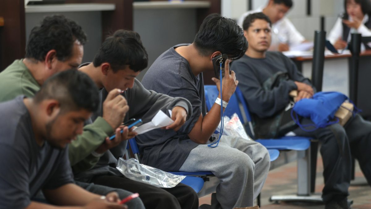 Ciudadanos mexicanos deportados de El Paso, Texas, Estados Unidos, esperan este martes en el Centro de Recepción de Personas Migrantes Retornadas en Ciudad de Guatemala (Guatemala). EFE/ Mariano Macz