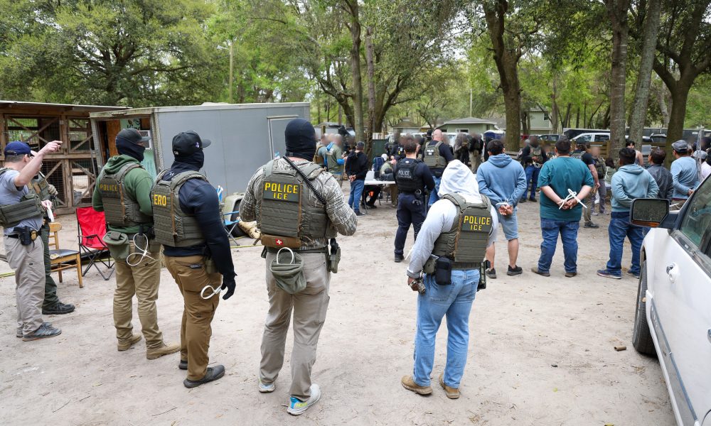 Al menos 25,447 personas fueron deportadas a terceros países hasta el 31 de agosto de 2026. Foto de ICE/Flickr