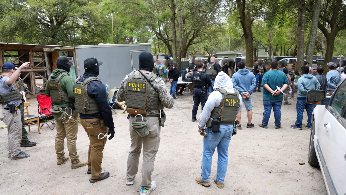 Al menos 25,447 personas fueron deportadas a terceros países hasta el 31 de agosto de 2026. Foto de ICE/Flickr