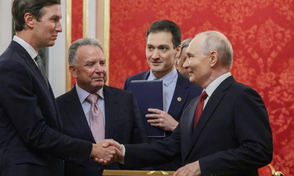 El presidente ruso Vladímir Putin (dcha.) da la bienvenida al yerno de Trump, Jared Kushner (izda.), y al enviado presidencial de EE. UU., Steve Witkoff (2-izda.), durante su reunión en el Kremlin de Moscú. EFE