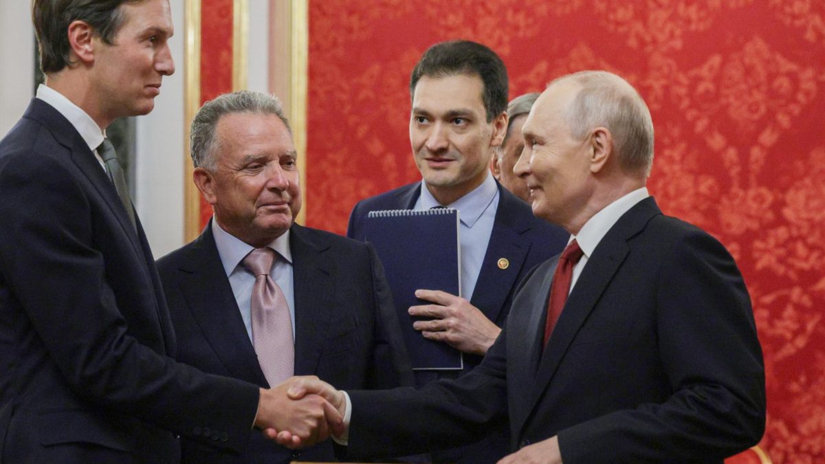 El presidente ruso Vladímir Putin (dcha.) da la bienvenida al yerno de Trump, Jared Kushner (izda.), y al enviado presidencial de EE. UU., Steve Witkoff (2-izda.), durante su reunión en el Kremlin de Moscú. EFE