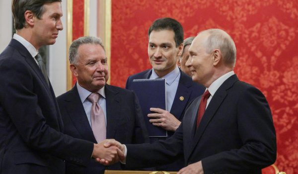 El presidente ruso Vladímir Putin (dcha.) da la bienvenida al yerno de Trump, Jared Kushner (izda.), y al enviado presidencial de EE. UU., Steve Witkoff (2-izda.), durante su reunión en el Kremlin de Moscú. EFE
