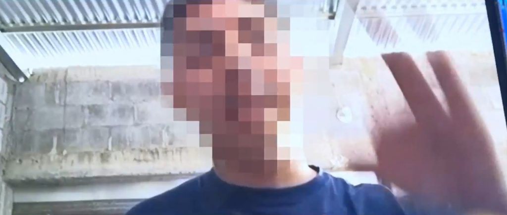 Nicaragüense muestra su mano derecha tras perder tres dedos en un accidente laboral en Estados Unidos. Foto: Telemundo Houston.