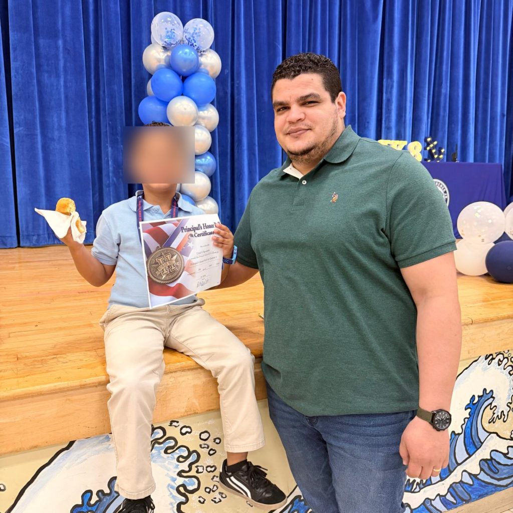 Hossman Chavarría junto a su hijo de siete años quien espera su regreso