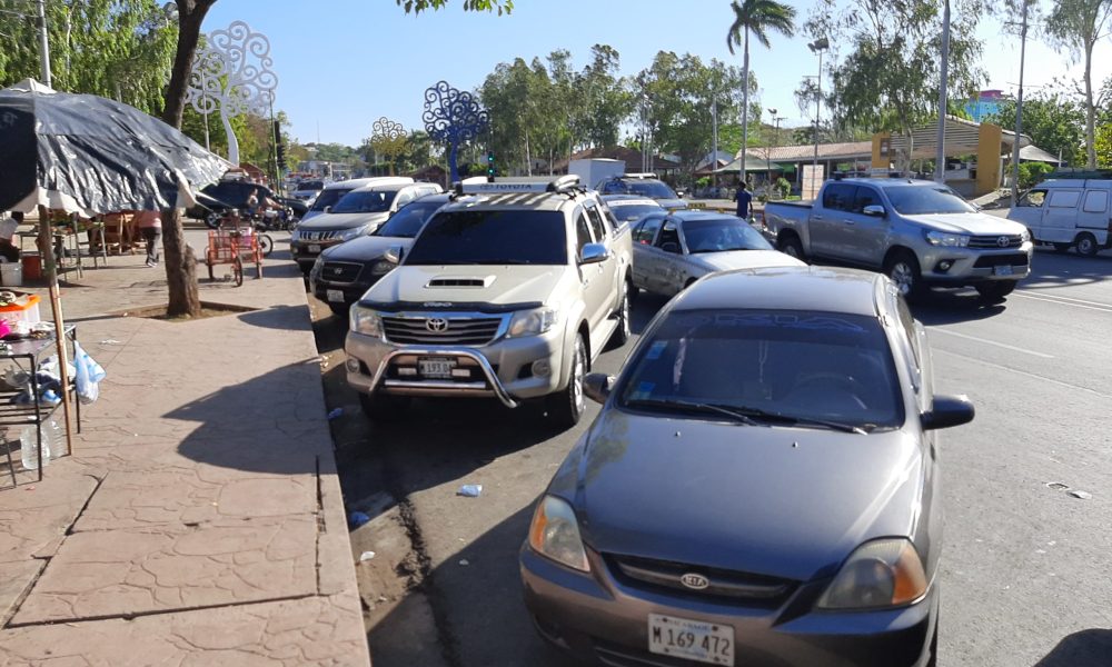 En la capital a diario conductores de vehículos se estacionan en las aceras lo que impide el paso peatonal. LA PRENSA / ARCHIVO