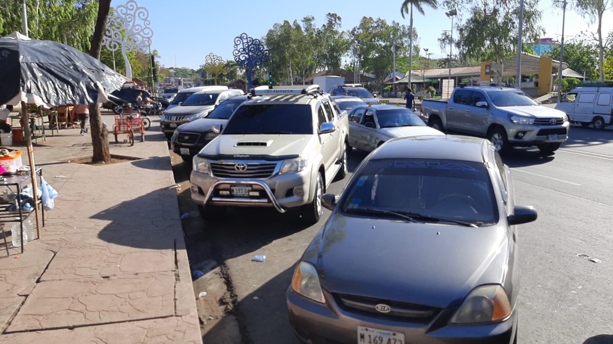 En la capital a diario conductores de vehículos se estacionan en las aceras lo que impide el paso peatonal. LA PRENSA / ARCHIVO