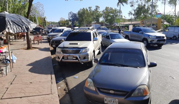 En la capital a diario conductores de vehículos se estacionan en las aceras lo que impide el paso peatonal. LA PRENSA / ARCHIVO