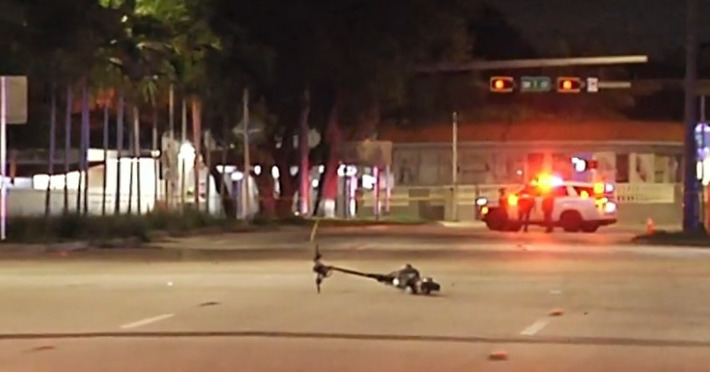 Patineta en la que se trasladaba la nicaragüense Gabriela Reyes y su pareja. Foto: Univisión Miami.