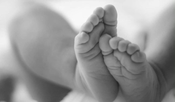 Los pies de un recién nacido. Foto ilustrativa tomada de Facebook/Punto informativo.