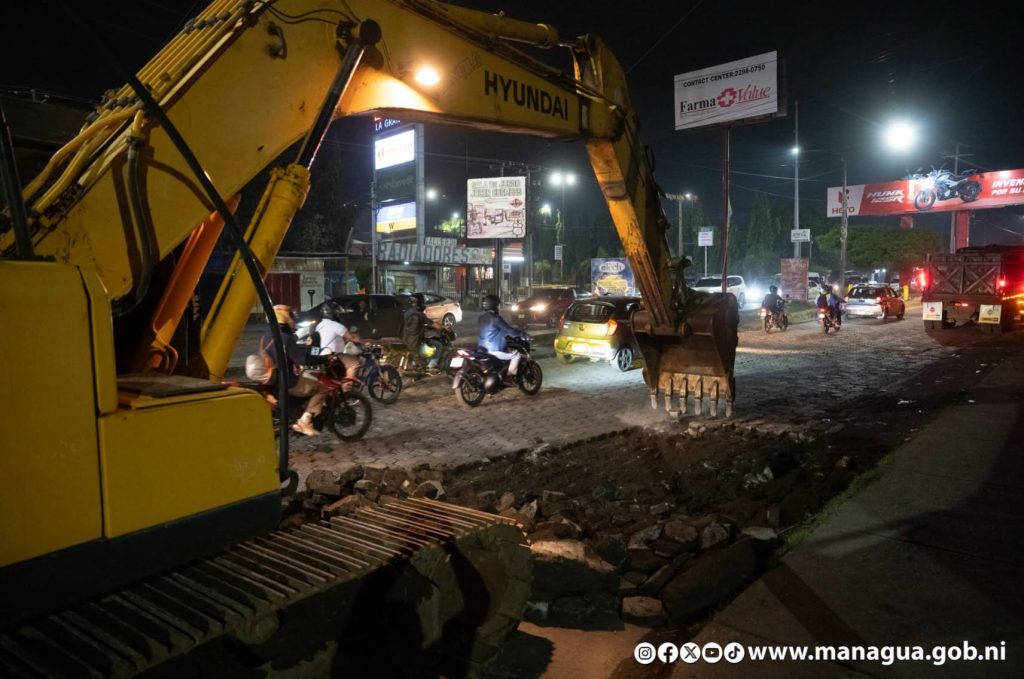 Obras de mejoramiento vial en la pista Solidaridad, Managua.