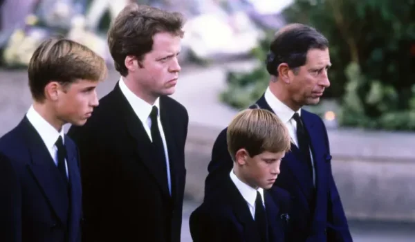 Charles Spencer (segundo desde la izquierda) dijo que no estaba de acuerdo con Carlos sobre si William y Harry debían participar en la procesión fúnebre de Diana. Getty Images