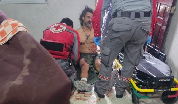 El opositor Reinaldo Picado siendo atendido por cruzrrojistas costarricenses, este lunes 14 de septiembre, tras recibir tres balazos. LA PRENSA/ CORTESÍA
