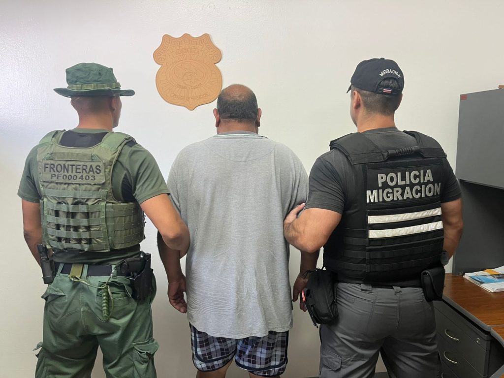 Un transportista panameño de apellidos García Cubilla, es detenido por tráfico de migrantes. Foto: Policía Fronteriza de Costa Rica.