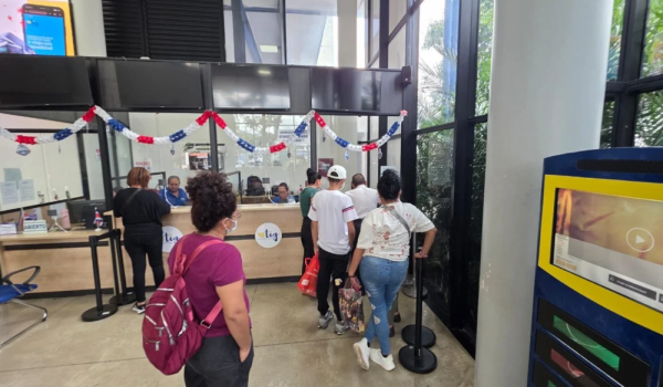 Usuarios de Transnica buscan respuesta en las ventanillas de la empresa en Paseo Colón, San José. Foto: LA PRENSA