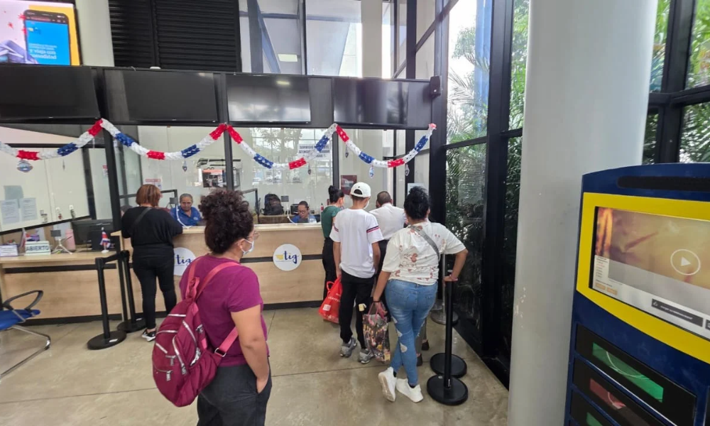 Usuarios de Transnica buscan respuesta en las ventanillas de la empresa en Paseo Colón, San José. Foto: LA PRENSA