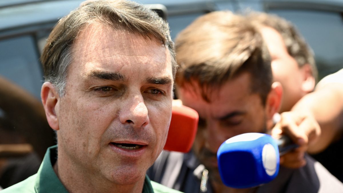 El senador derechista y candidato presidencial del Partido Liberal (PL) de Brasil, Flavio Bolsonaro, habla con los medios tras visitar a su padre, el expresidente (2019-2022) Jair Bolsonaro (Foto de Evaristo Sa / AFP)