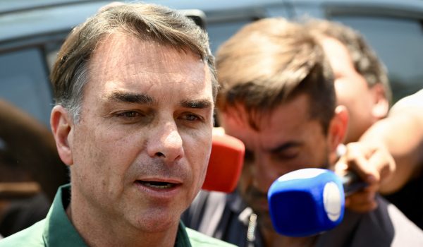 El senador derechista y candidato presidencial del Partido Liberal (PL) de Brasil, Flavio Bolsonaro, habla con los medios tras visitar a su padre, el expresidente (2019-2022) Jair Bolsonaro (Foto de Evaristo Sa / AFP)