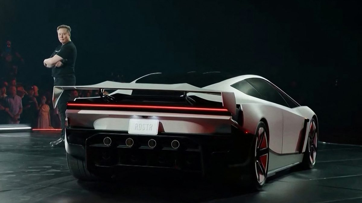 Una imagen tomada el 16 de octubre de 2026 de una transmisión en vivo publicada por Tesla muestra al multimillonario tecnológico Elon Musk presentando el 15 de octubre el automóvil eléctrico Roadster de nueva generación en McGregor, Texas, Estados Unidos. (Foto de Tesla / AFP)
