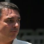 Flávio Bolsonaro dice que la justicia le prohibió salir de Brasil