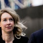 Por qué la estafadora Elizabeth Holmes sigue causando fascinación en EE.UU.