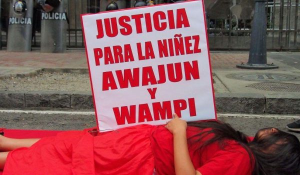 Getty Images Una menor tiene un cartel que denuncia los casos de abuso en el norte de Perú que no han tenido suficiente atención .