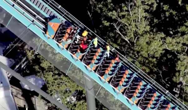 Imágenes aéreas captadas por helicópteros de noticias mostraron que la montaña rusa Goliath sufrió desperfectos en el parque.