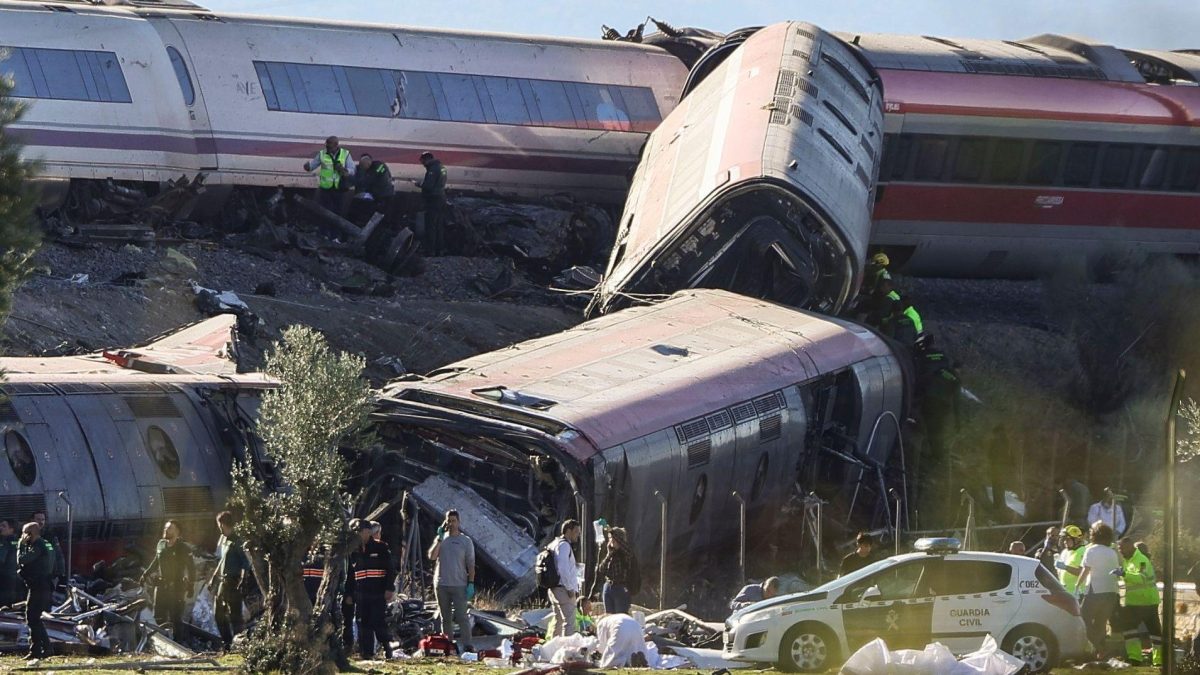 Un tren de alta velocidad chocó contra otro parado en la vía. Foto: BBC Mundo