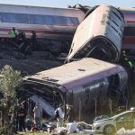 Cuál fue la posible causa del choque de trenes de alta velocidad que deja al menos 68 muertos en España