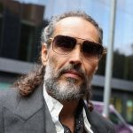«Denuncio que Russell Brand me violó»: el testimonio de una de las 6 mujeres que acusan al actor y exesposo de Katy Perry