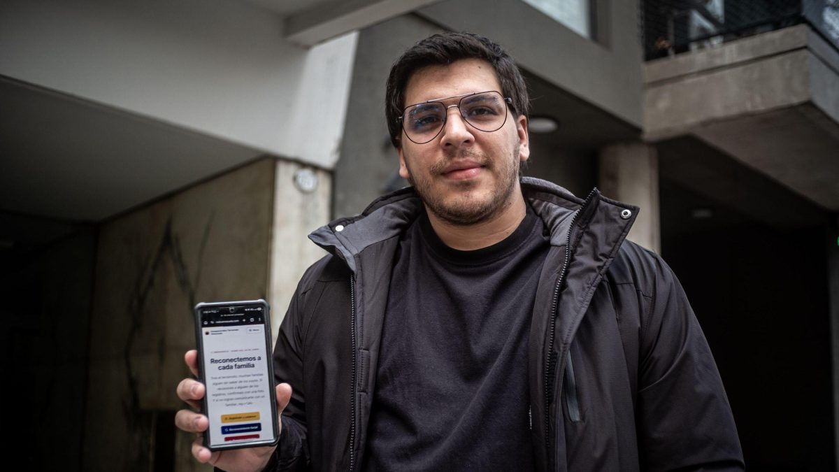 Jorge Bastidas muestra en su teléfono la plataforma Desaparecidos Terremoto Venezuela. Foto: BBC Mundo