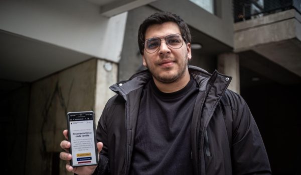 Jorge Bastidas muestra en su teléfono la plataforma Desaparecidos Terremoto Venezuela. Foto: BBC Mundo