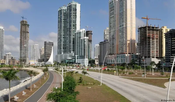 La UE saca a Panamá de su «lista negra» de paraísos fiscales