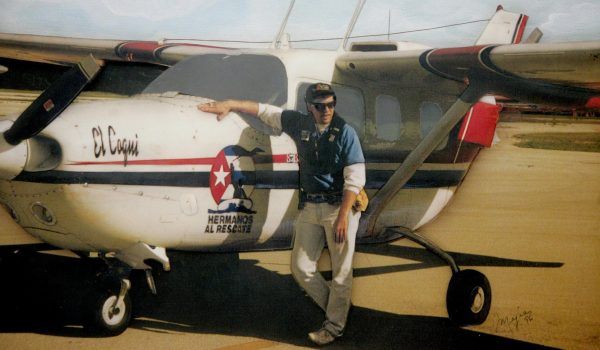 Carlos Costa, que pilotaba una de las dos avionetas, fue uno de los cuatro activistas de Hermanos al Rescate que murieron en el ataque. Foto: BBC Mundo